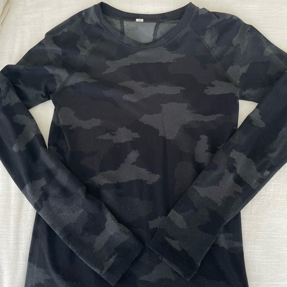 Athleta black camo size small long sleeve workout top